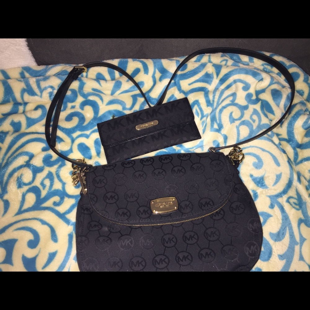 😍😍Michael Kors Gold and Black SlingBack